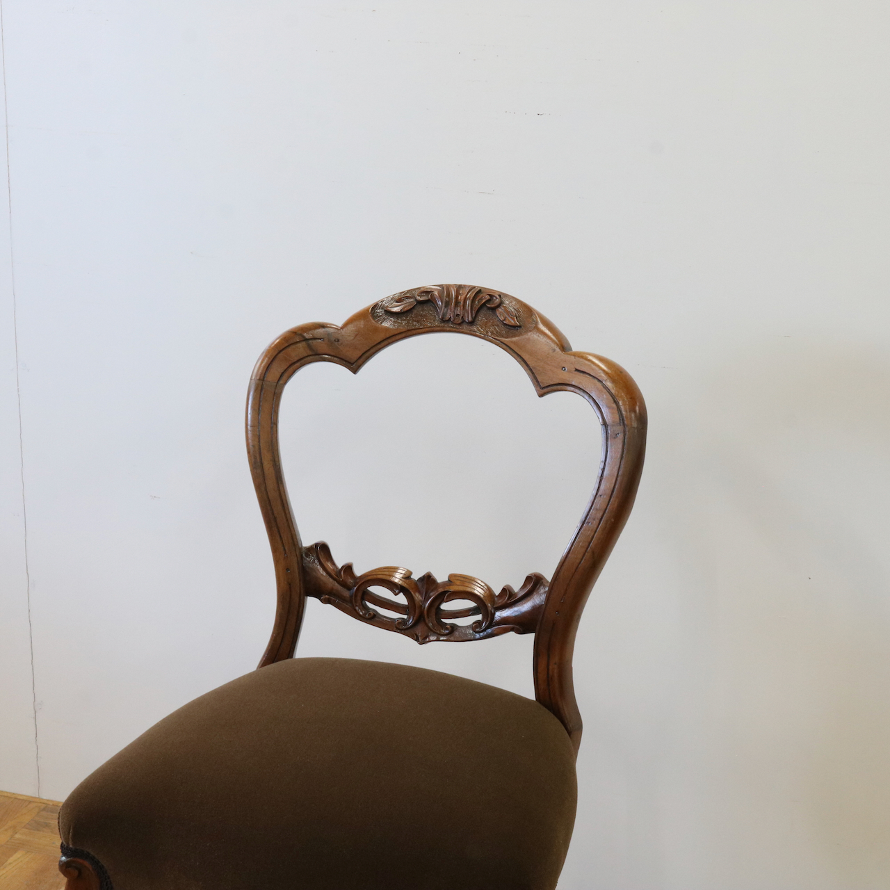 バルーンバックチェアー