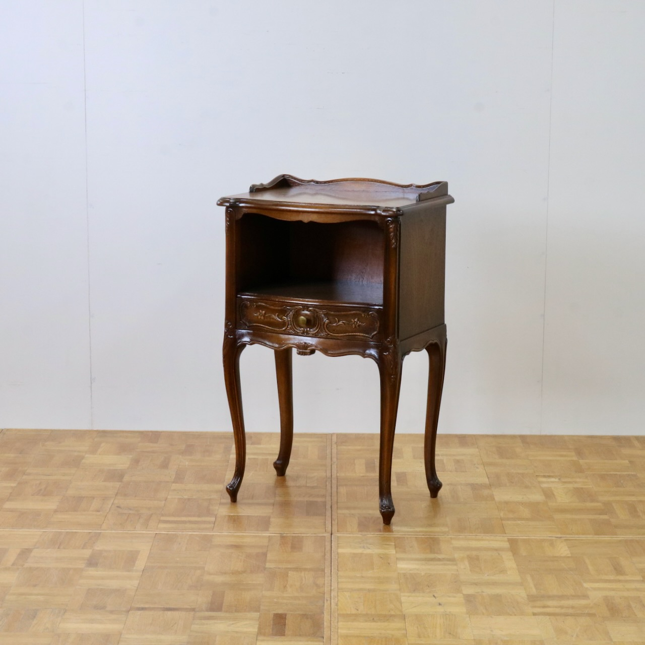 ペディスタルカップボード