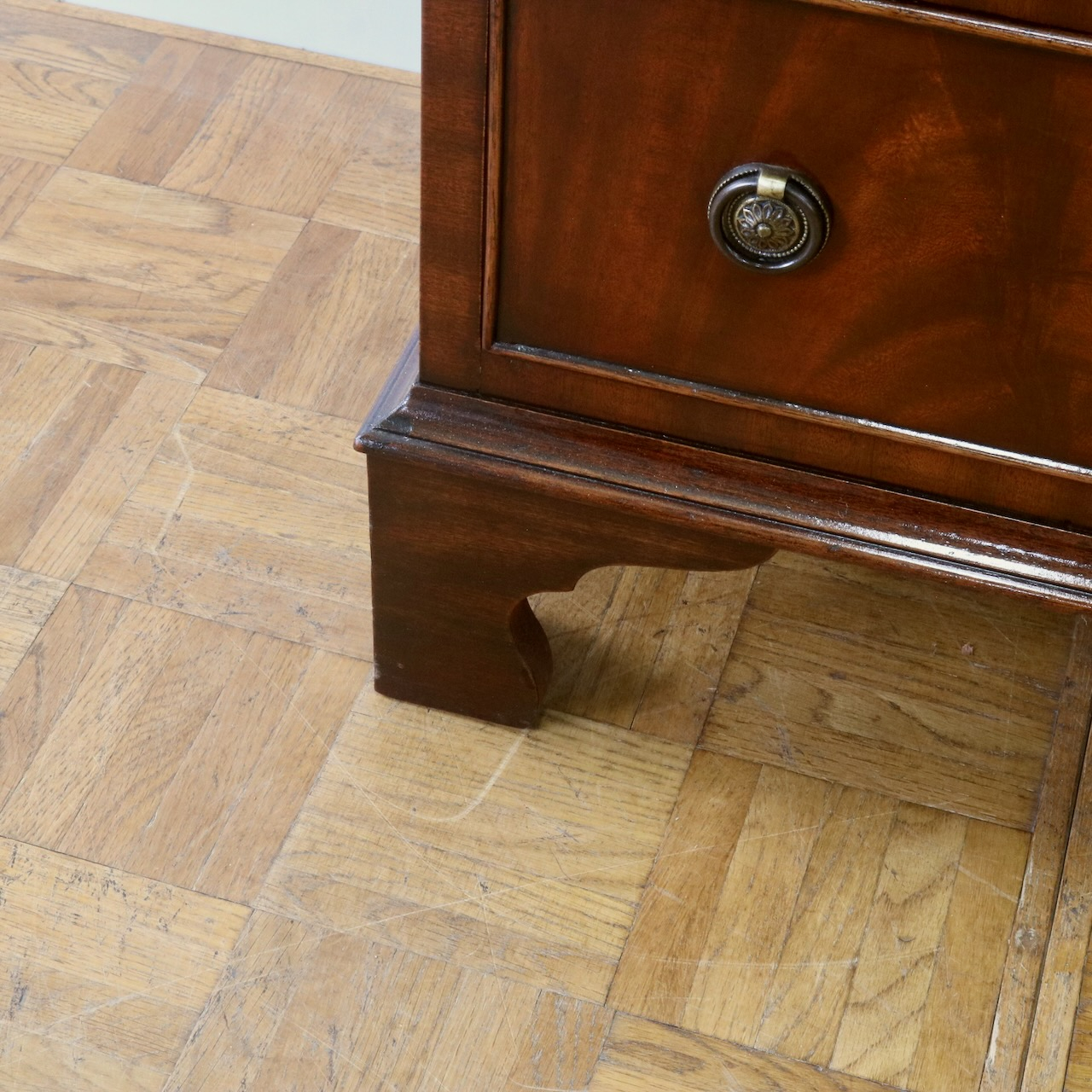 ベッドサイドチェスト