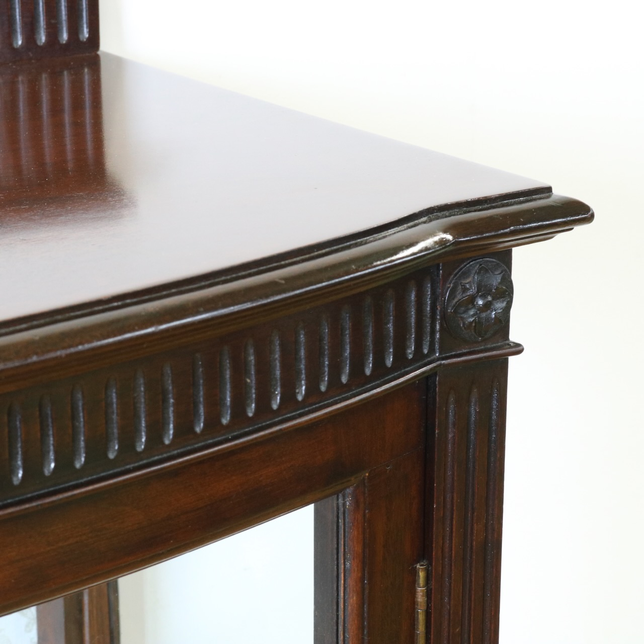 グラスキャビネット