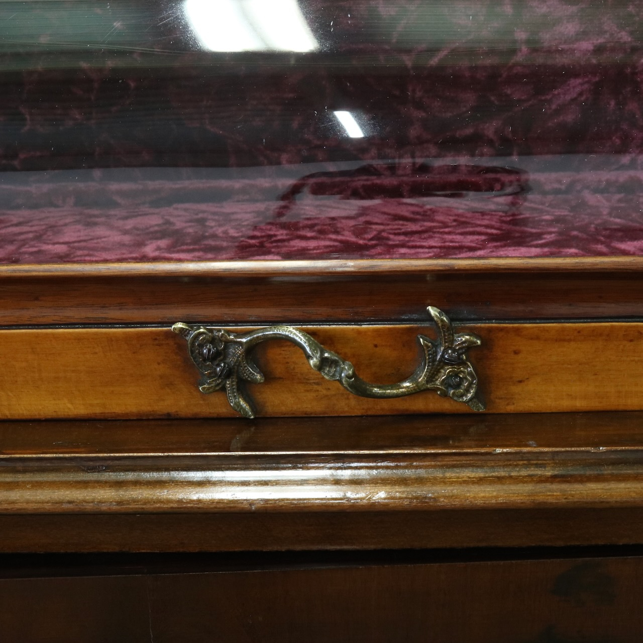 グラスキャビネット