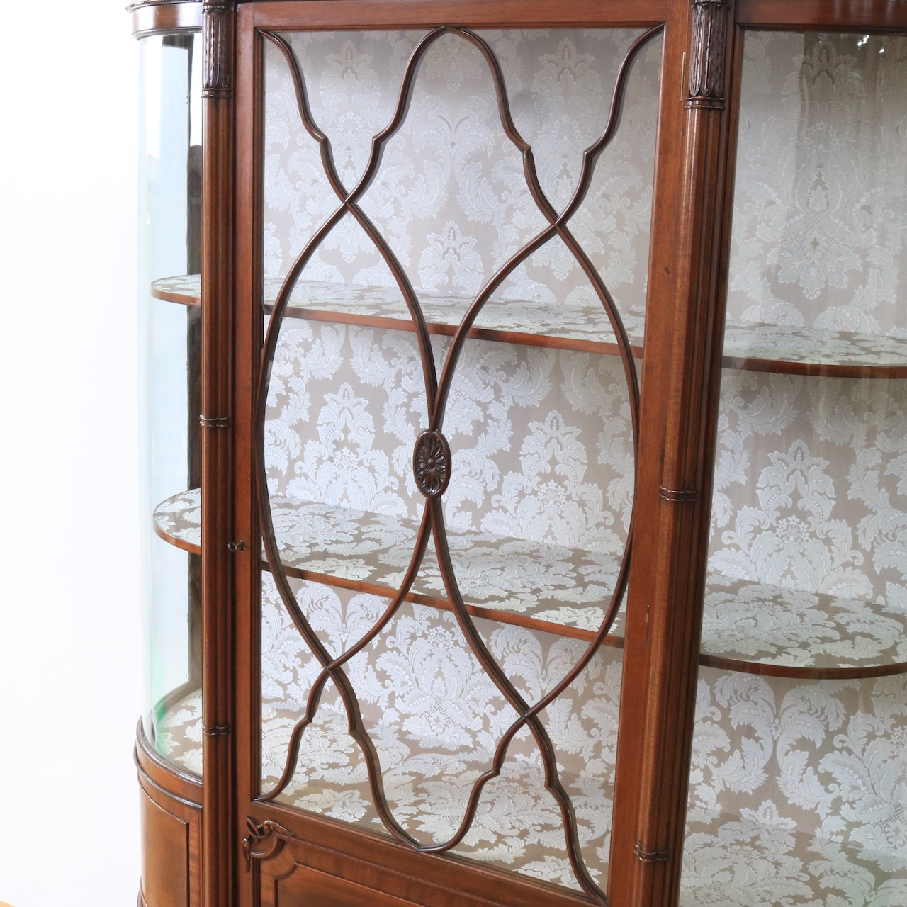 グラスキャビネット