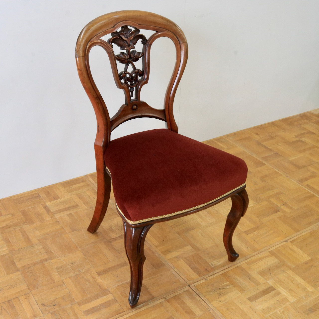 バルーンバックチェアー