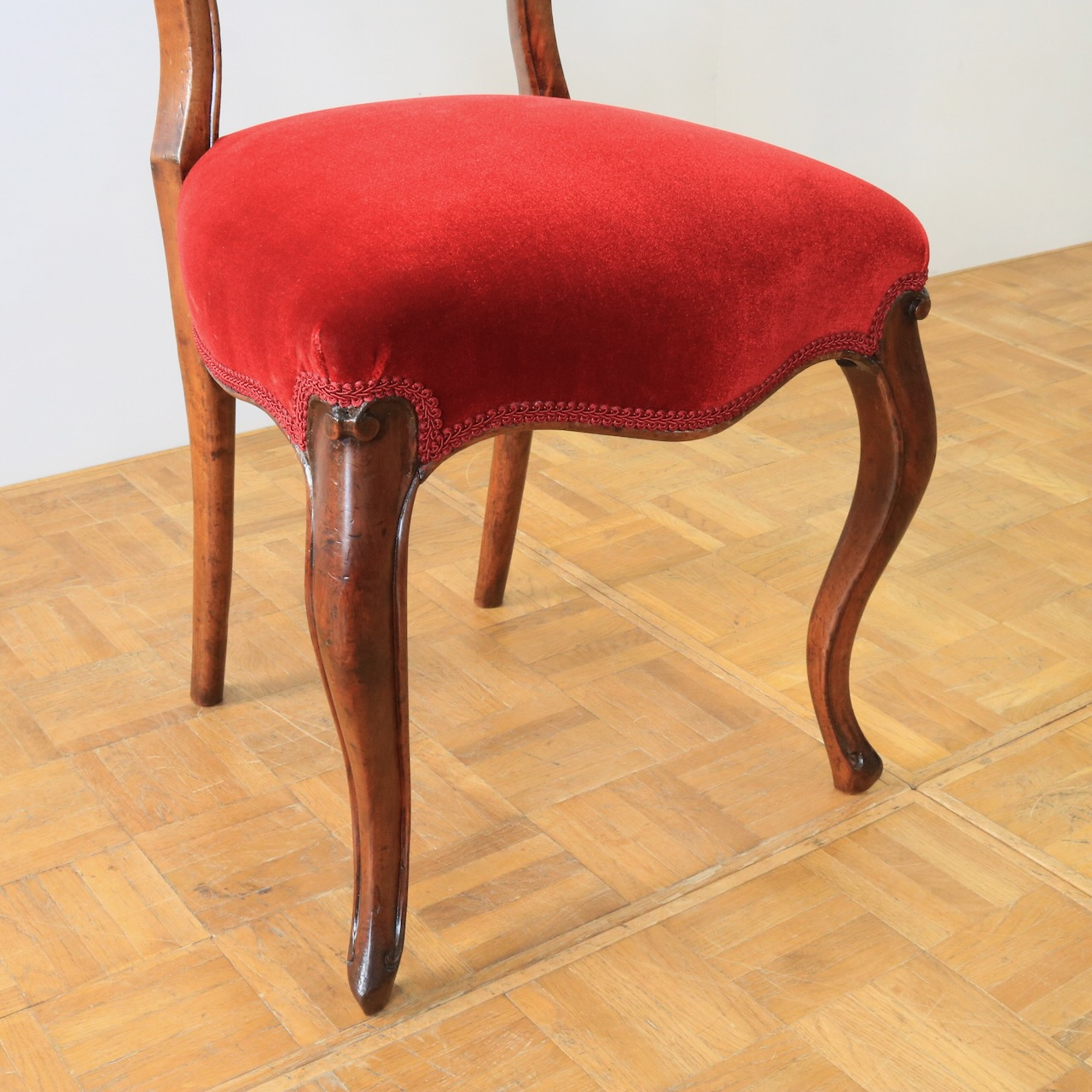 バルーンバックチェアー