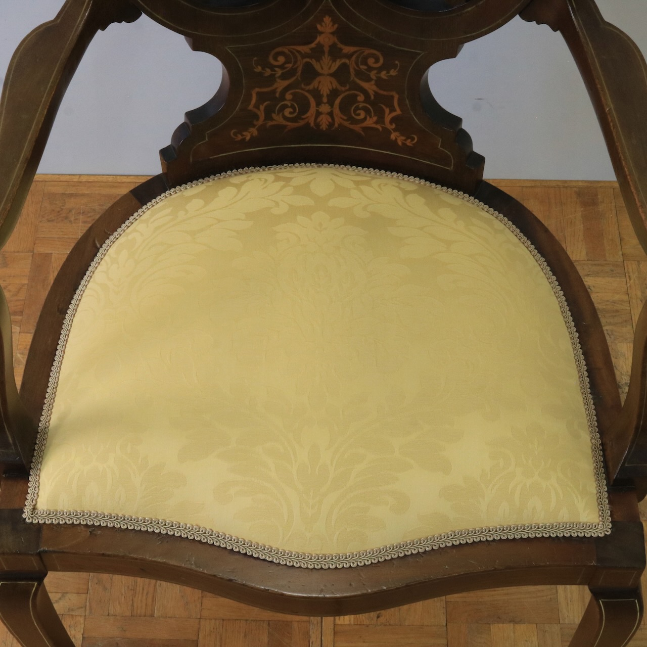 アームチェアー