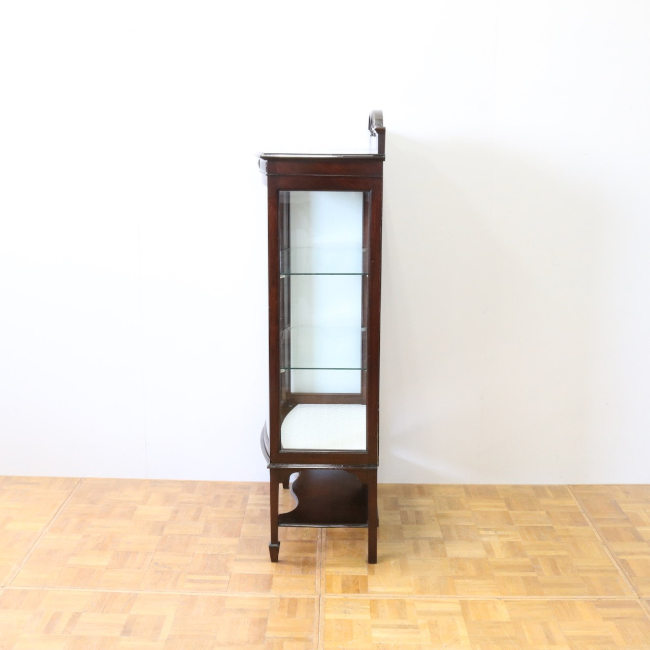 グラスキャビネット