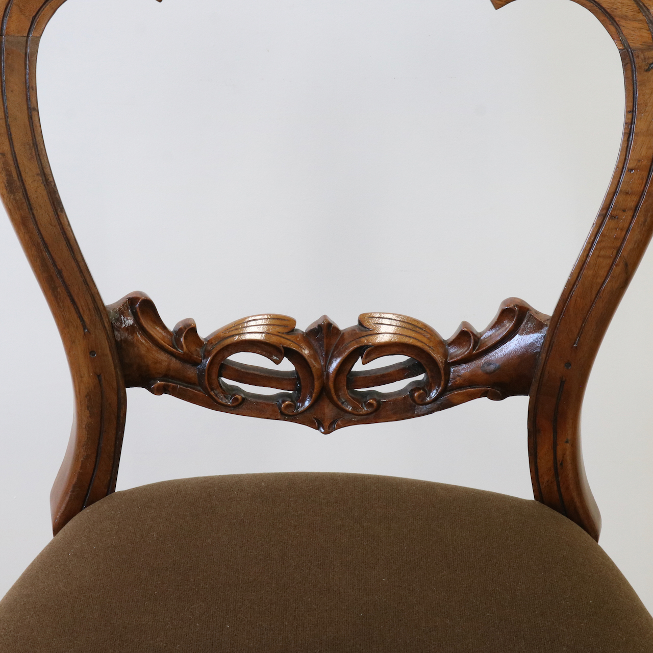 バルーンバックチェアー