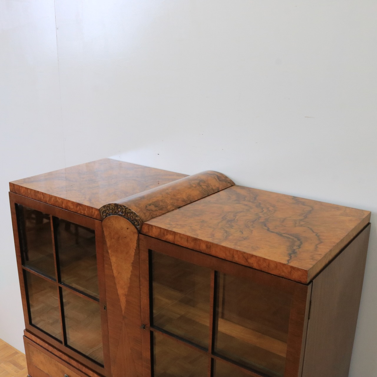 グラスキャビネット