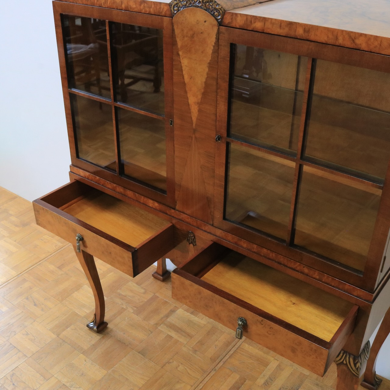 グラスキャビネット