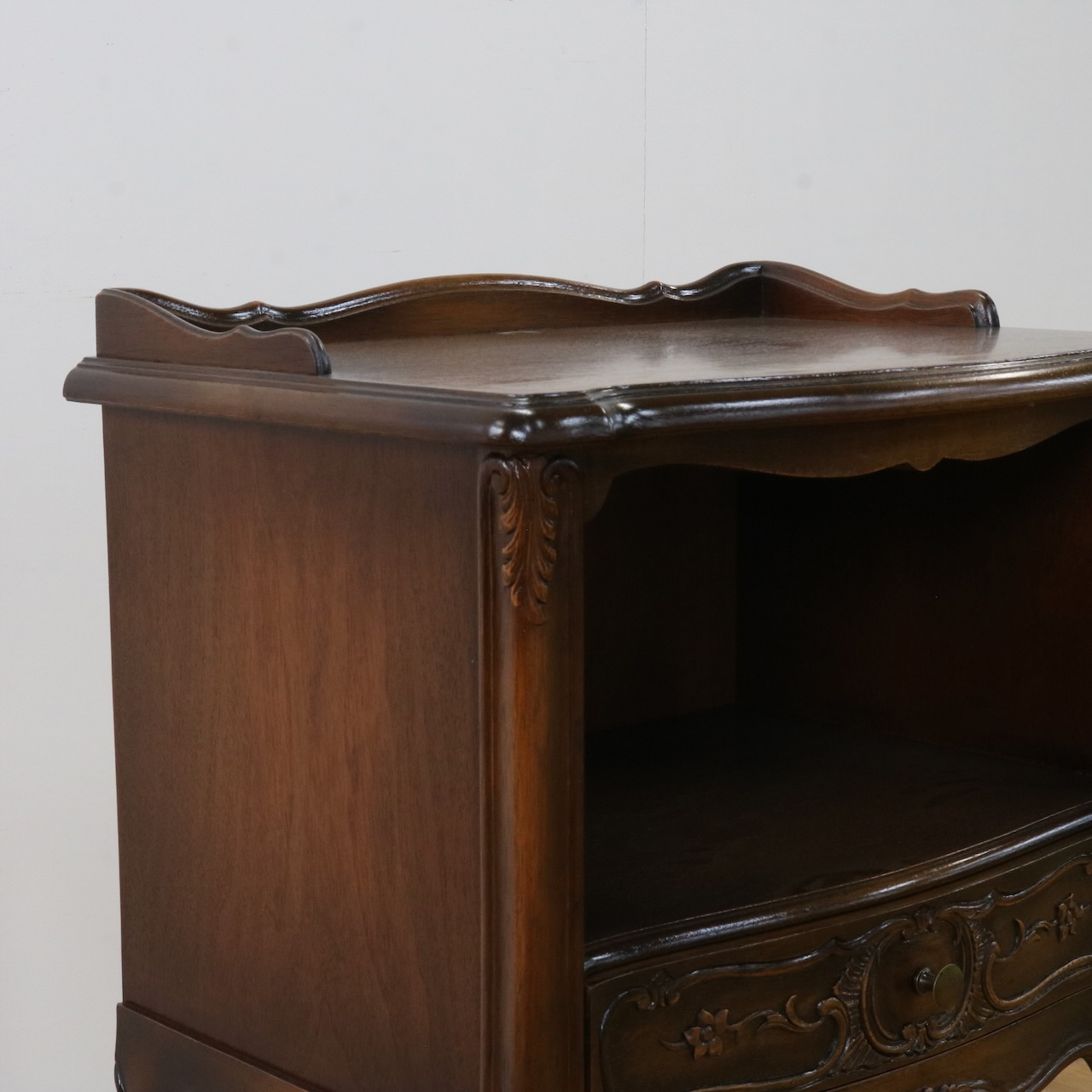 ペディスタルカップボード