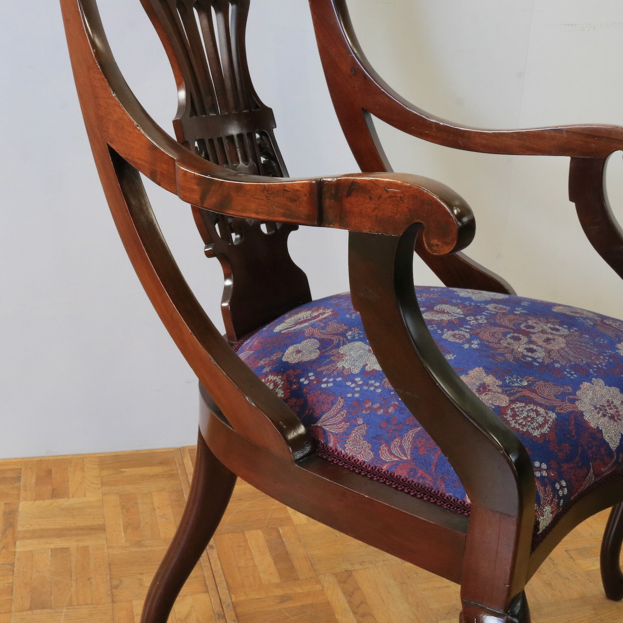 アームチェアー