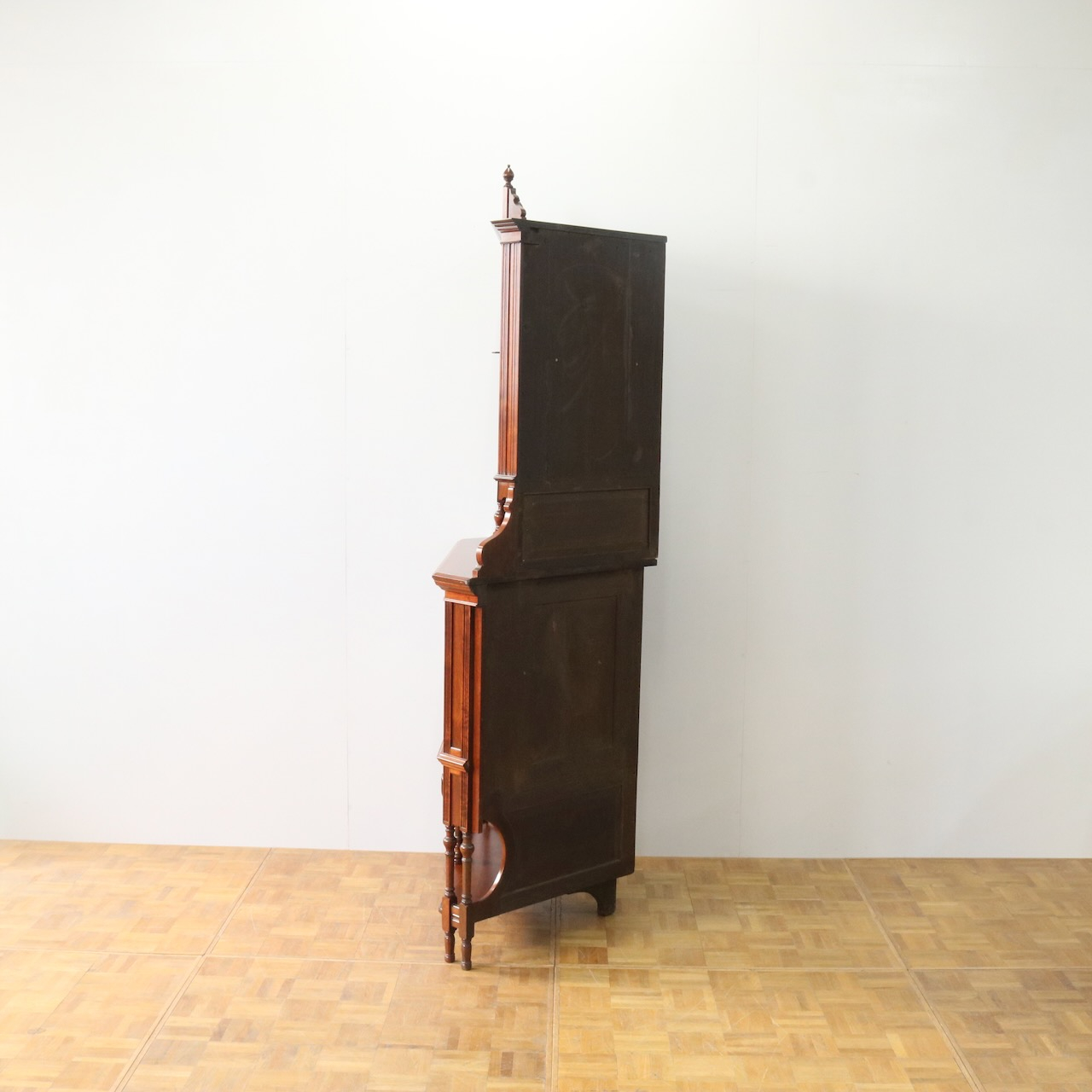 コーナーキャビネット