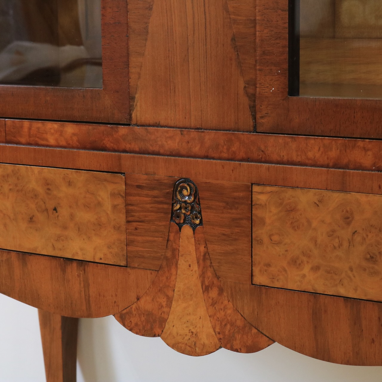 グラスキャビネット