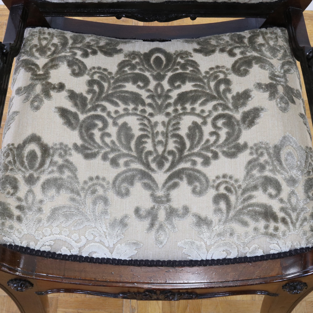 アームチェアー