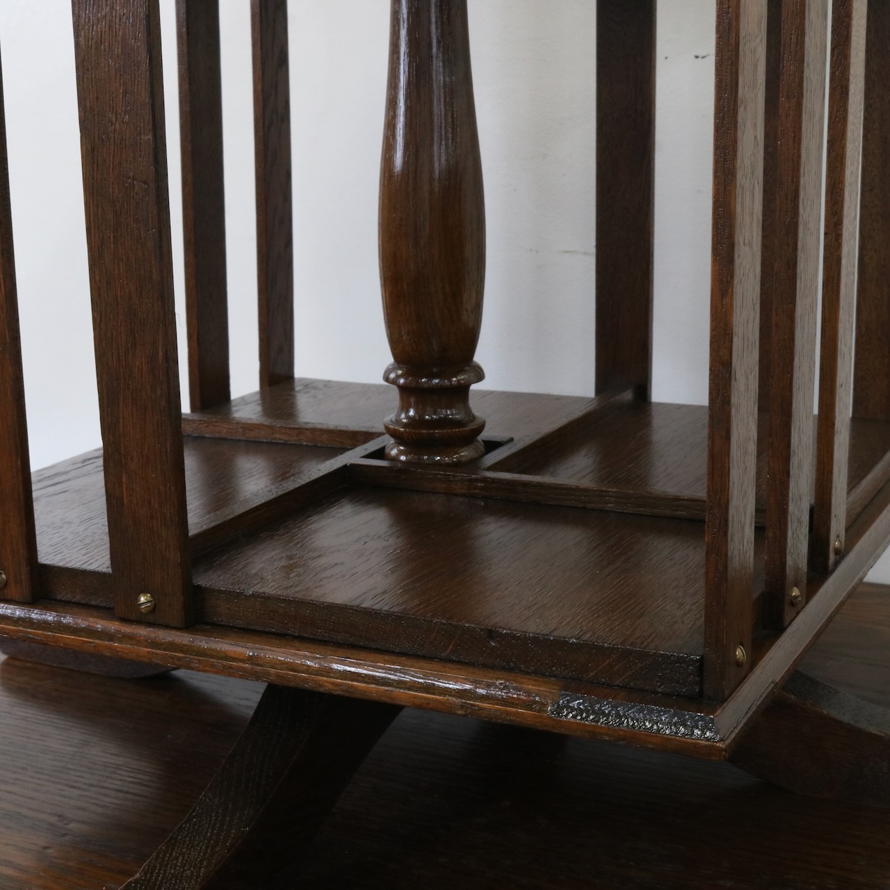 リボルビングブックケース