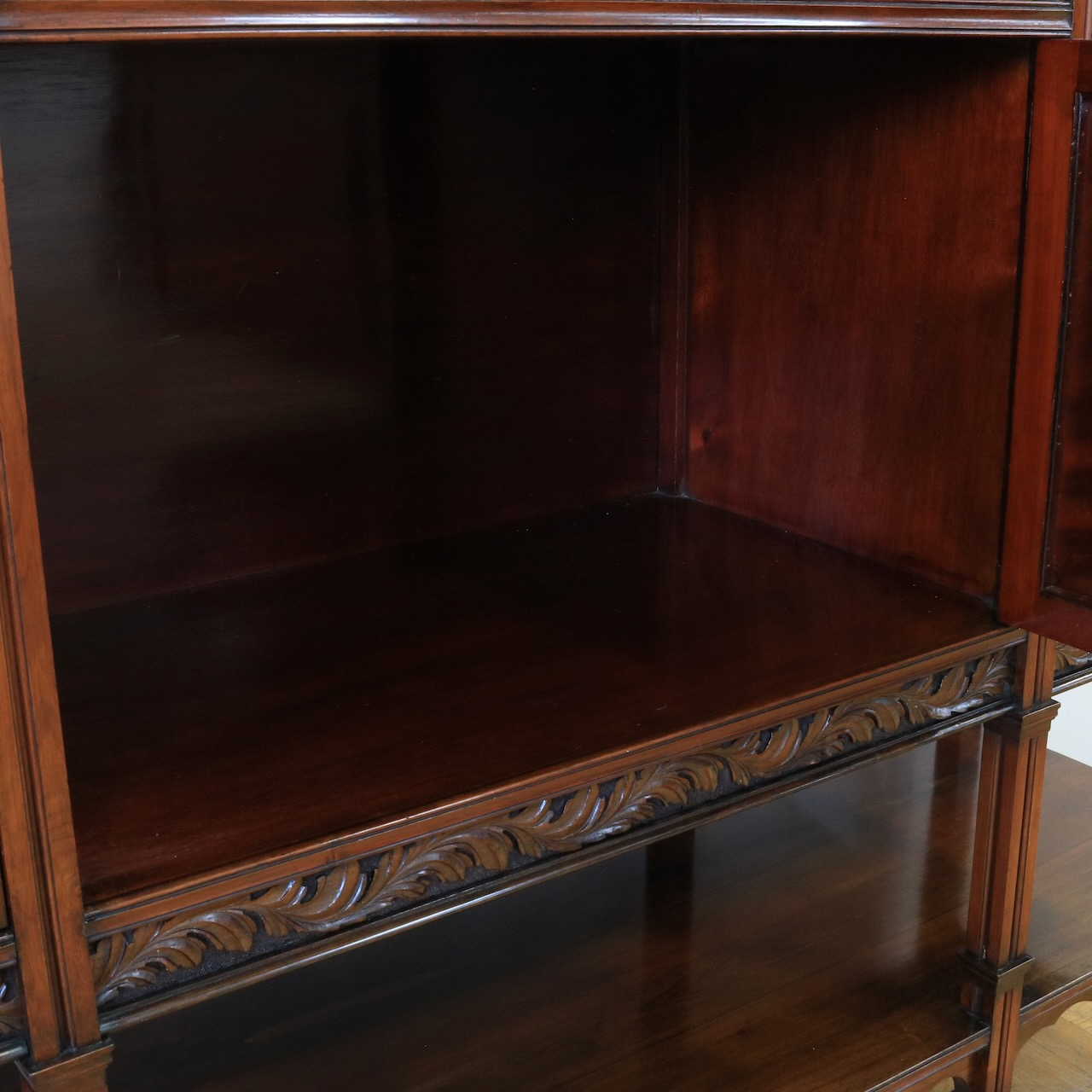 ミラーバックサイドボード