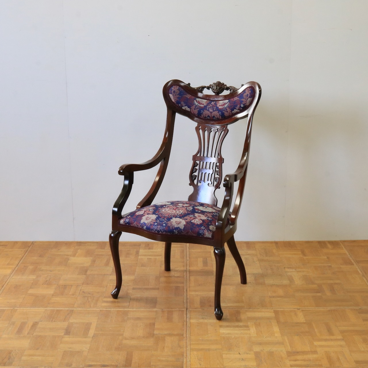 アームチェアー