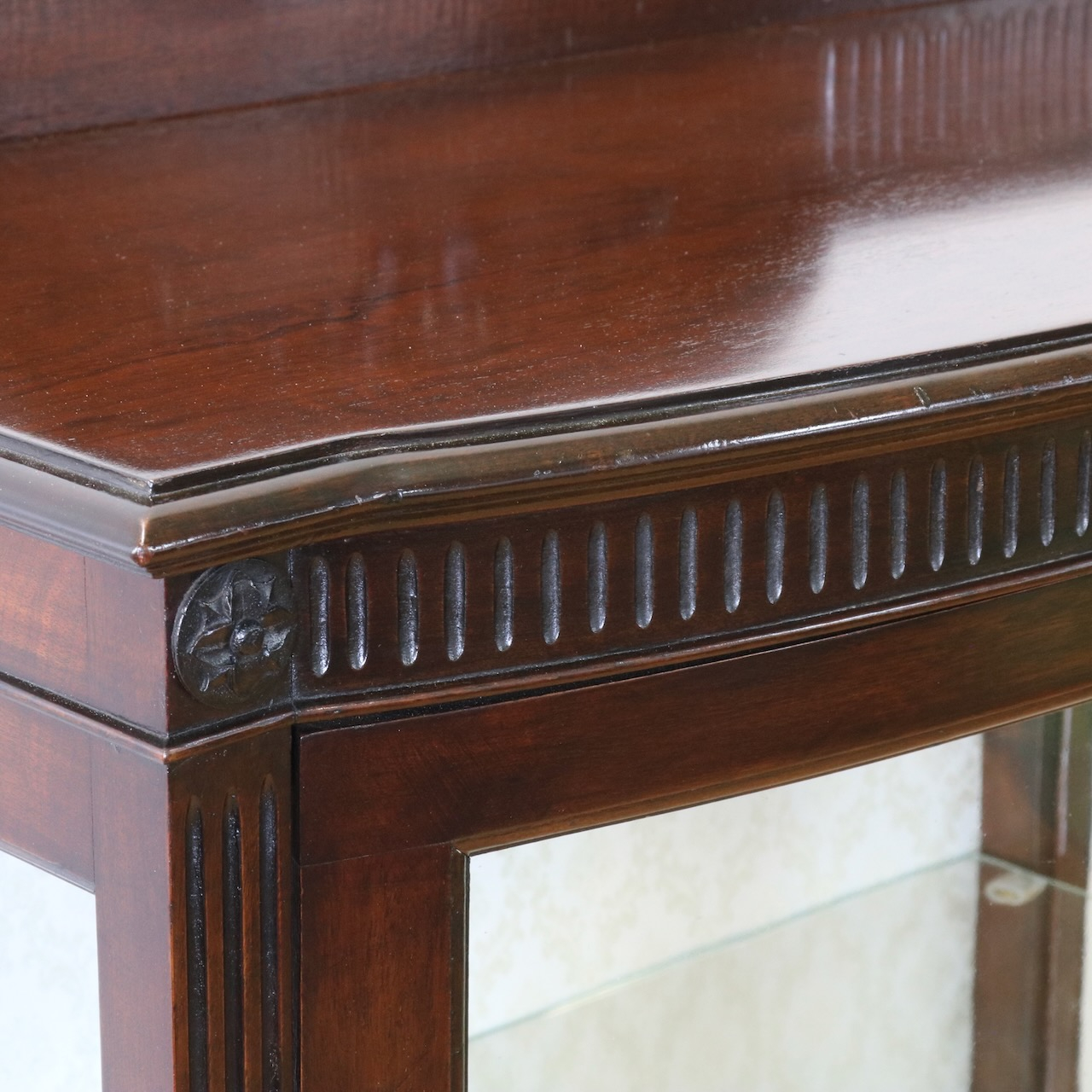 グラスキャビネット