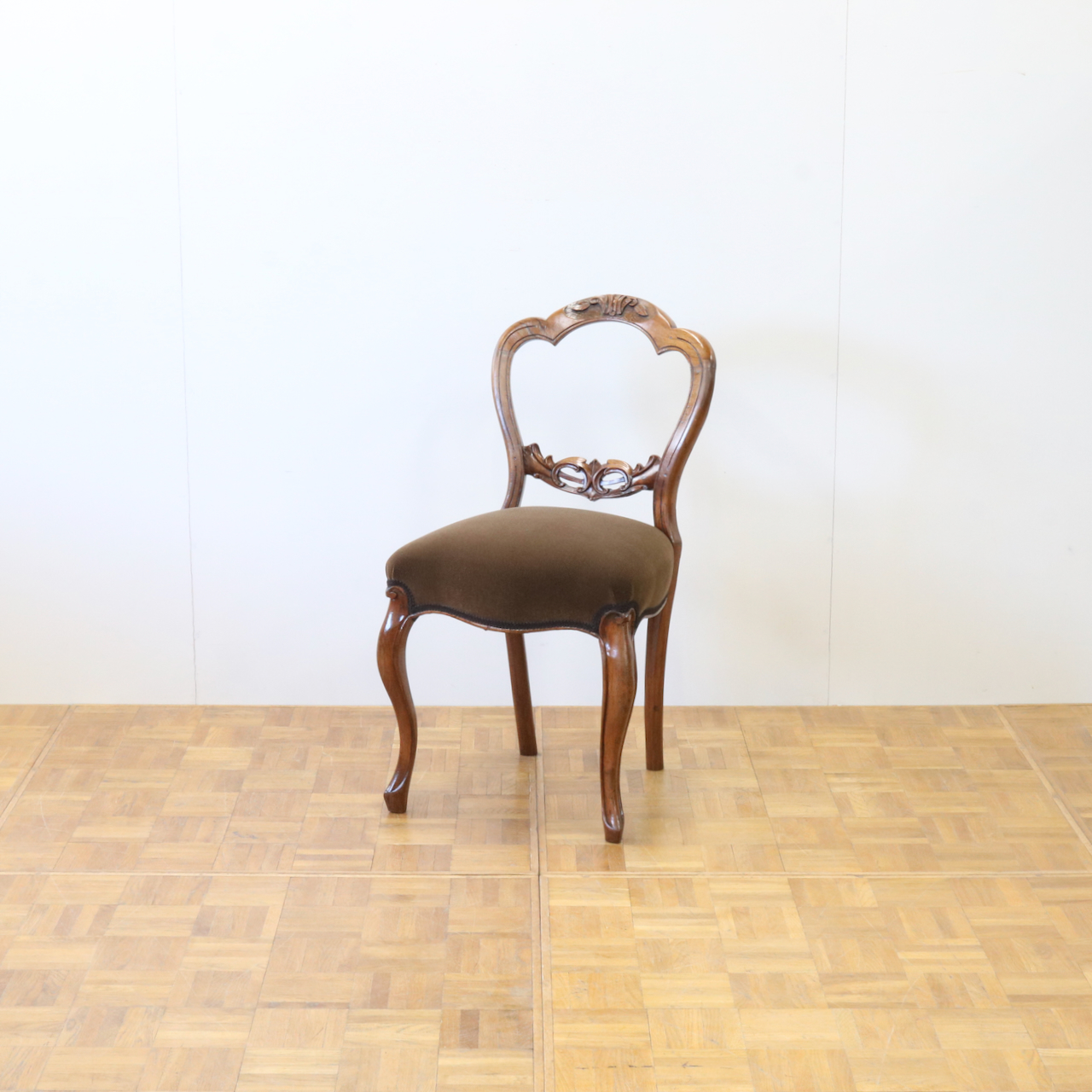 バルーンバックチェアー