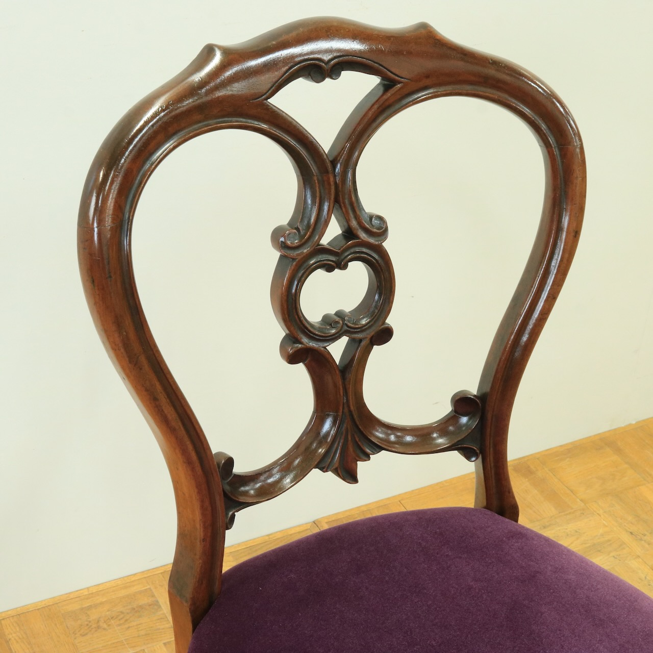 バルーンバックチェアー