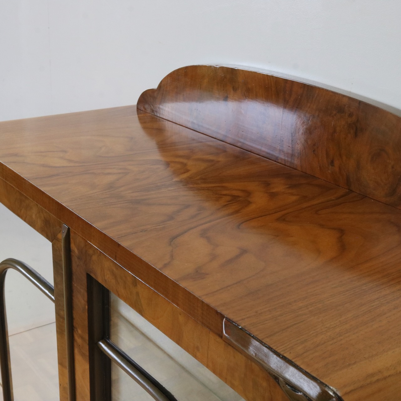 グラスキャビネット