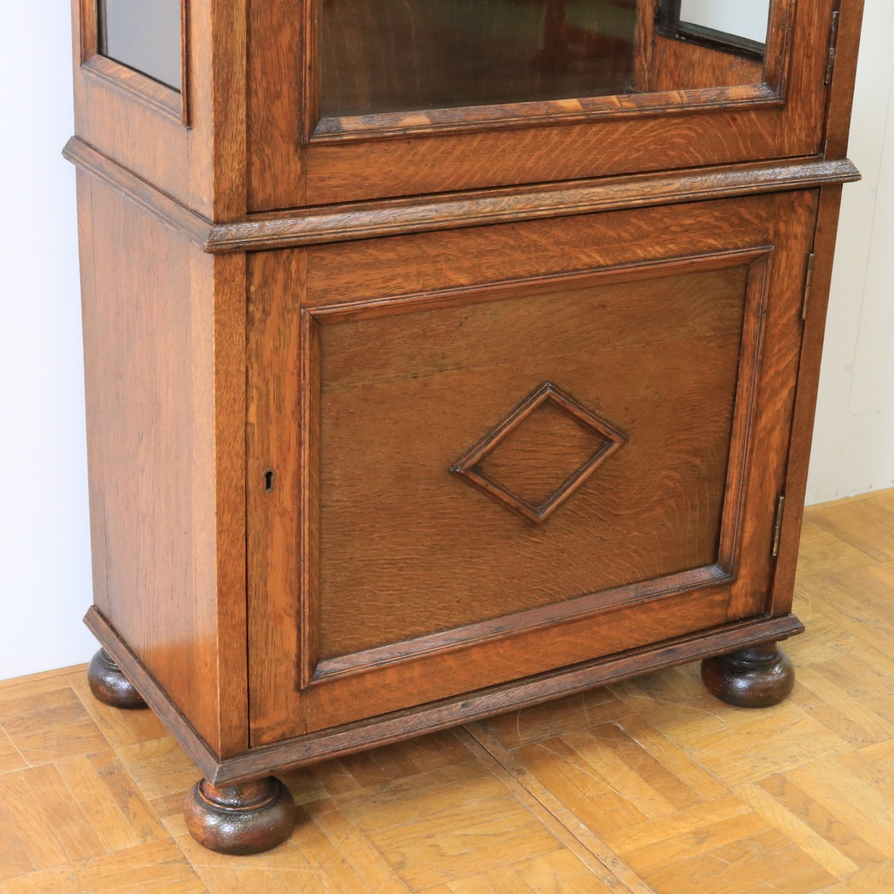 グラスキャビネット