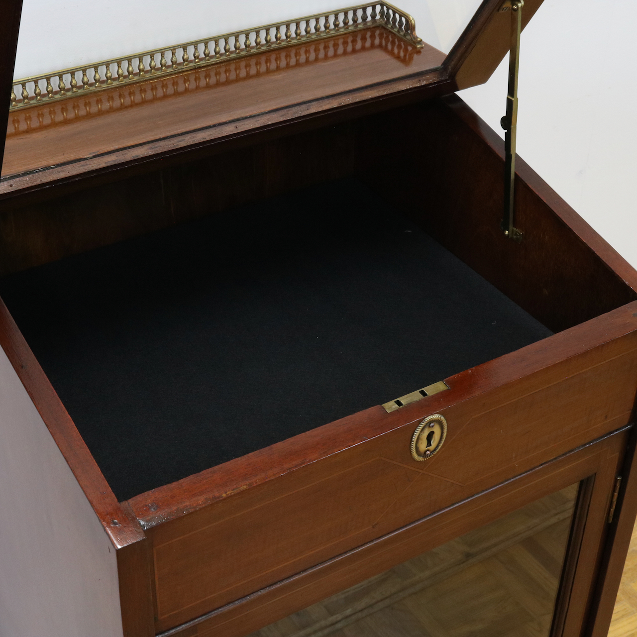 ジュエリーキャビネット