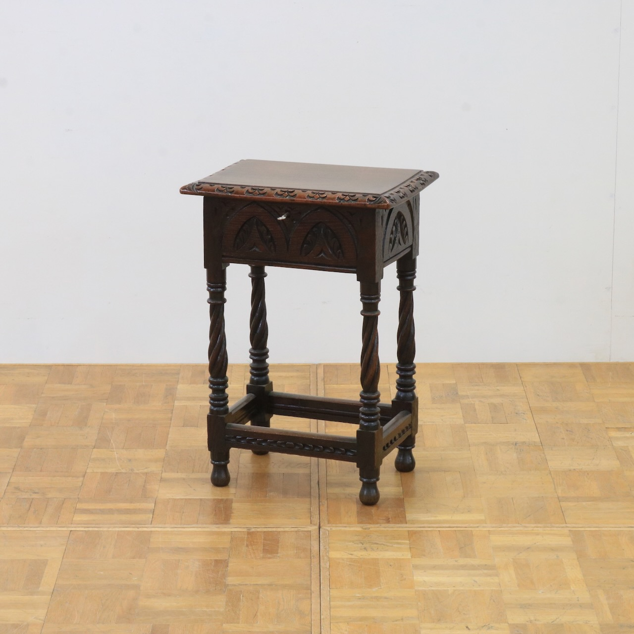 サイドテーブル