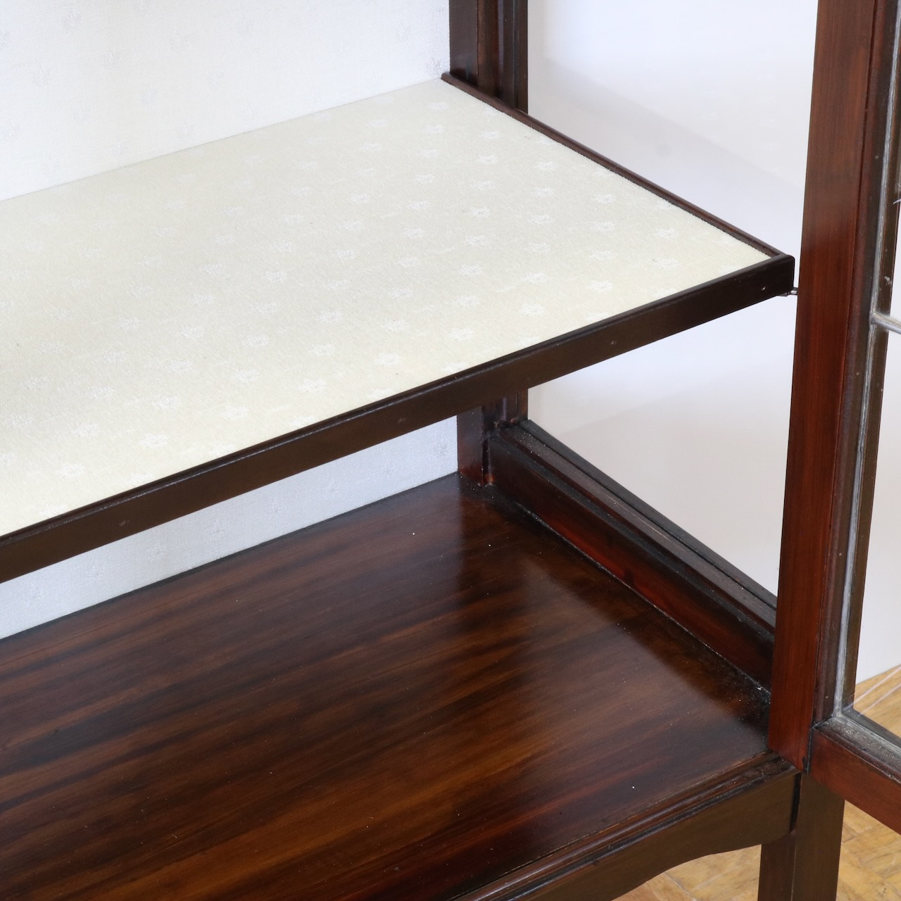 グラスキャビネット