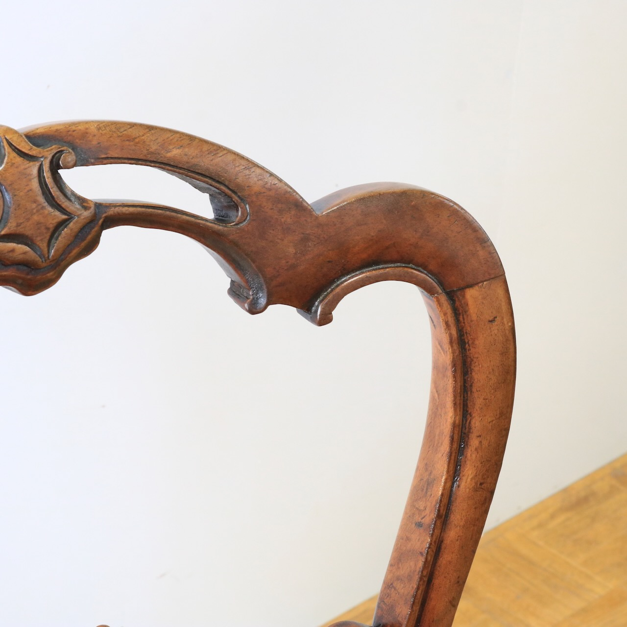 バルーンバックチェアー