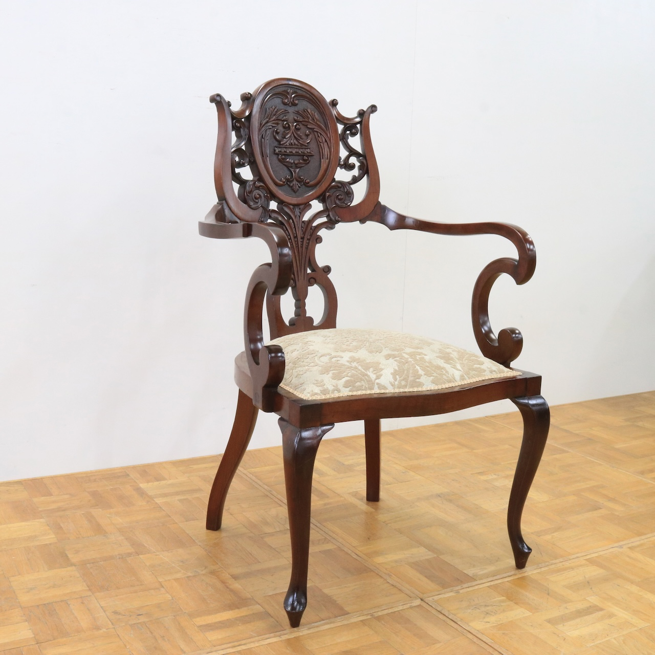 アームチェアー