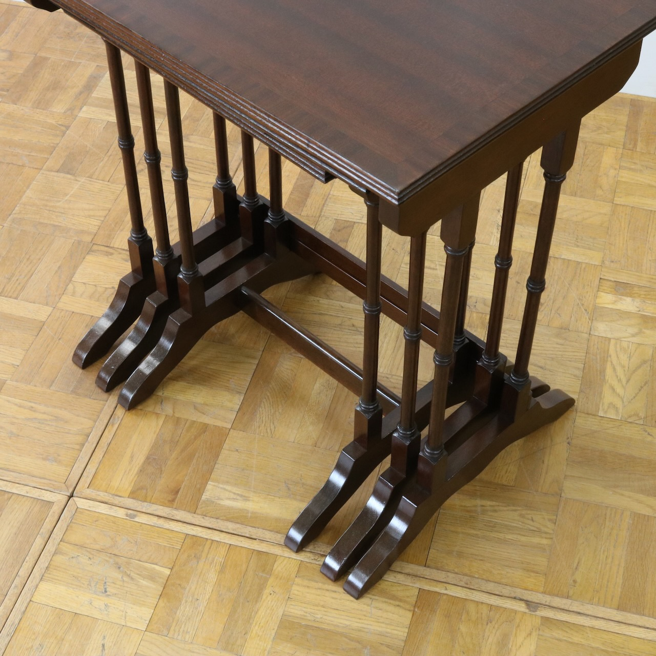 ネストテーブル