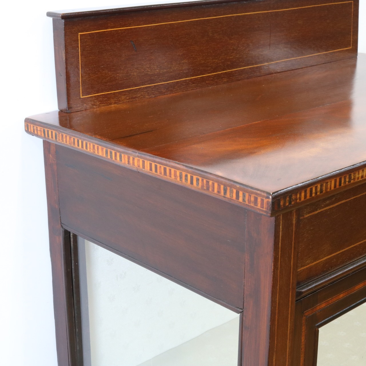 グラスキャビネット