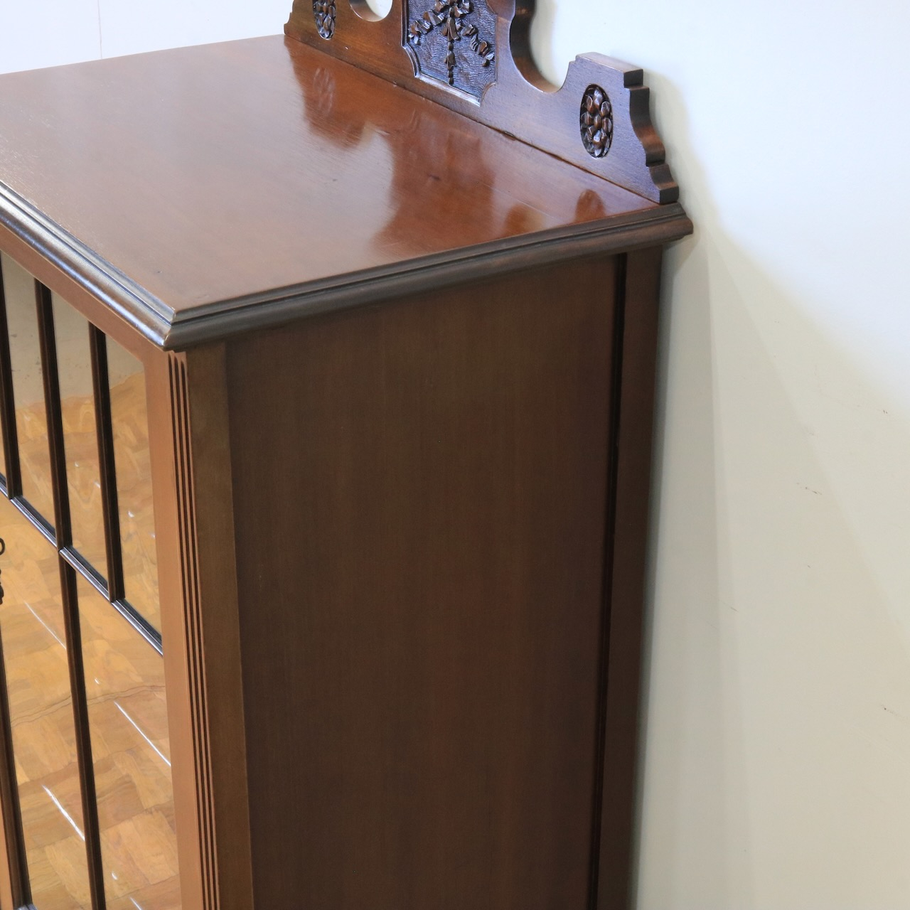 グラスキャビネット