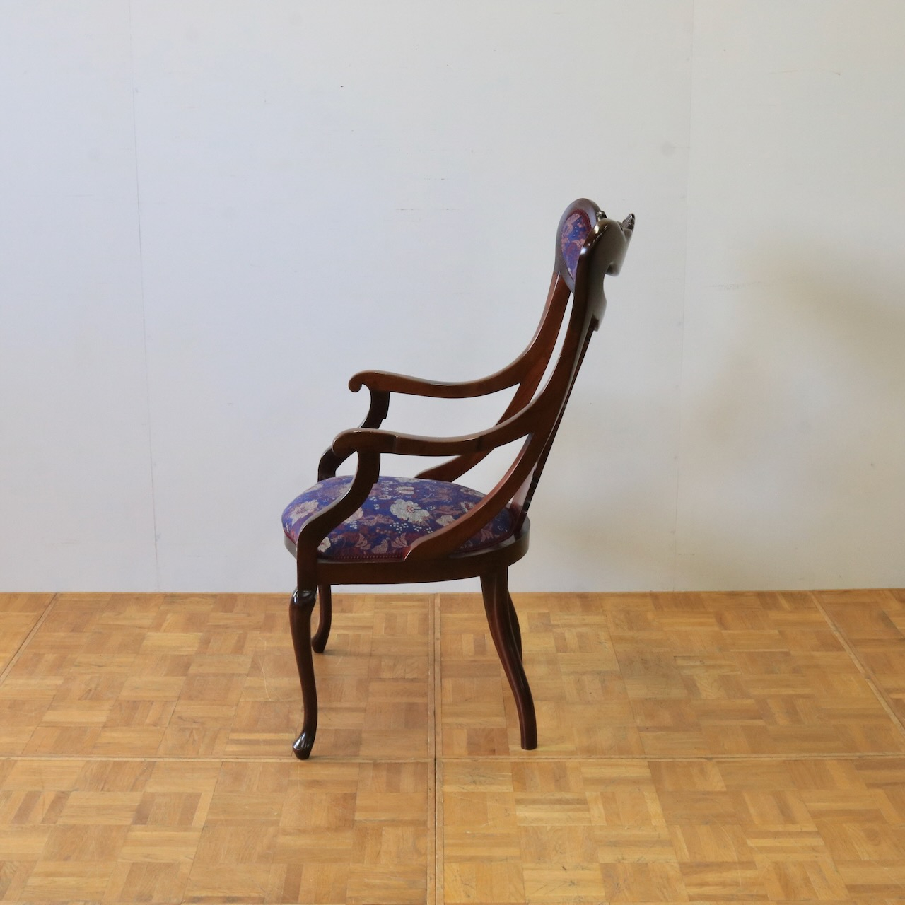 アームチェアー