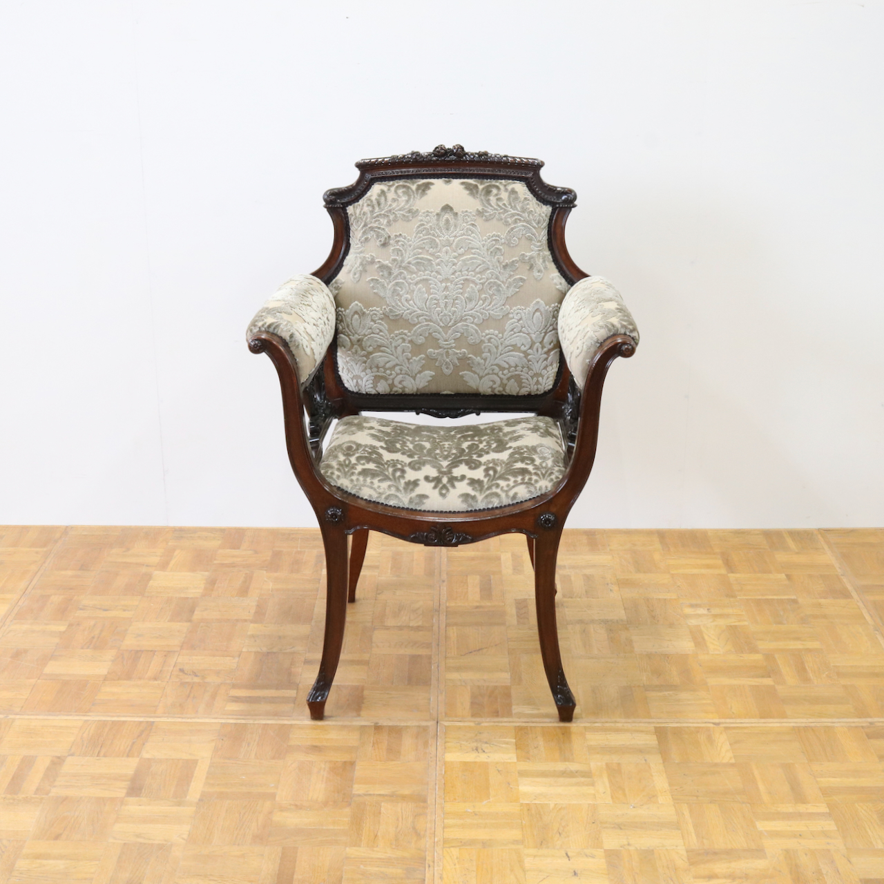 アームチェアー