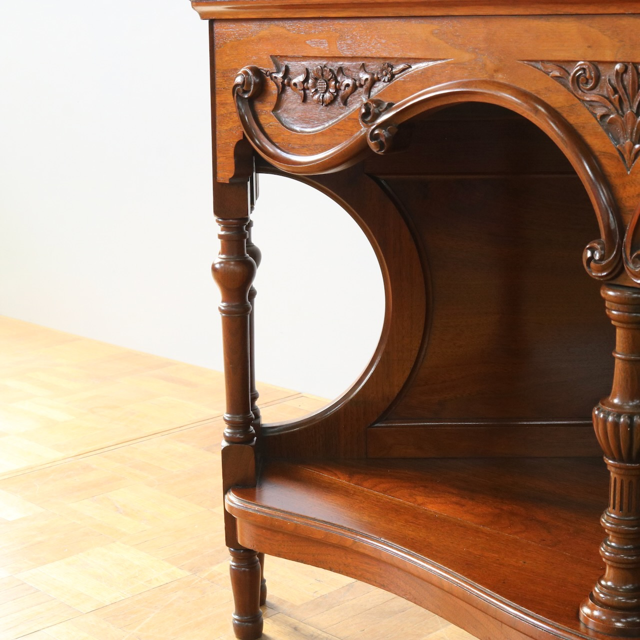 コーナーキャビネット