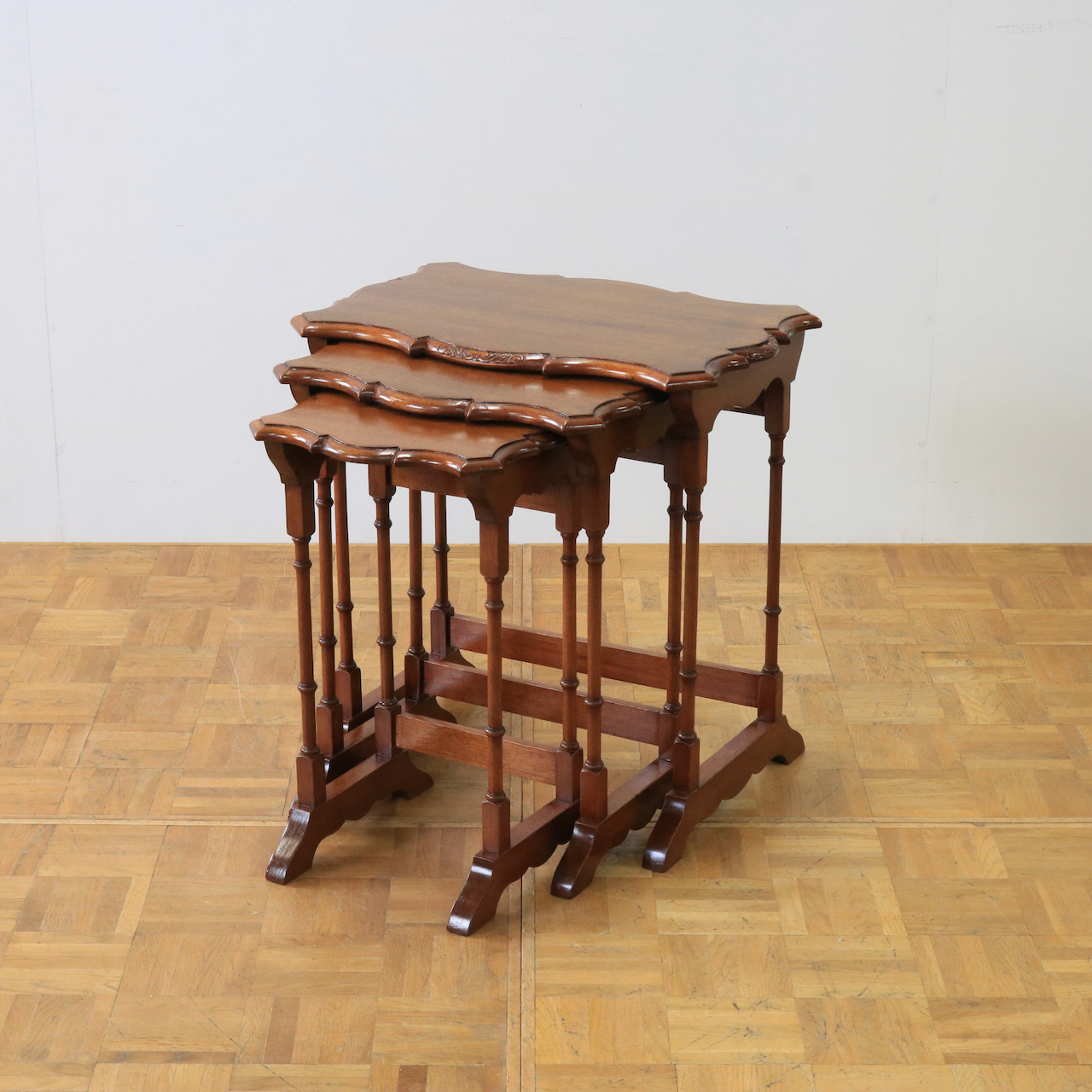 ネストテーブル