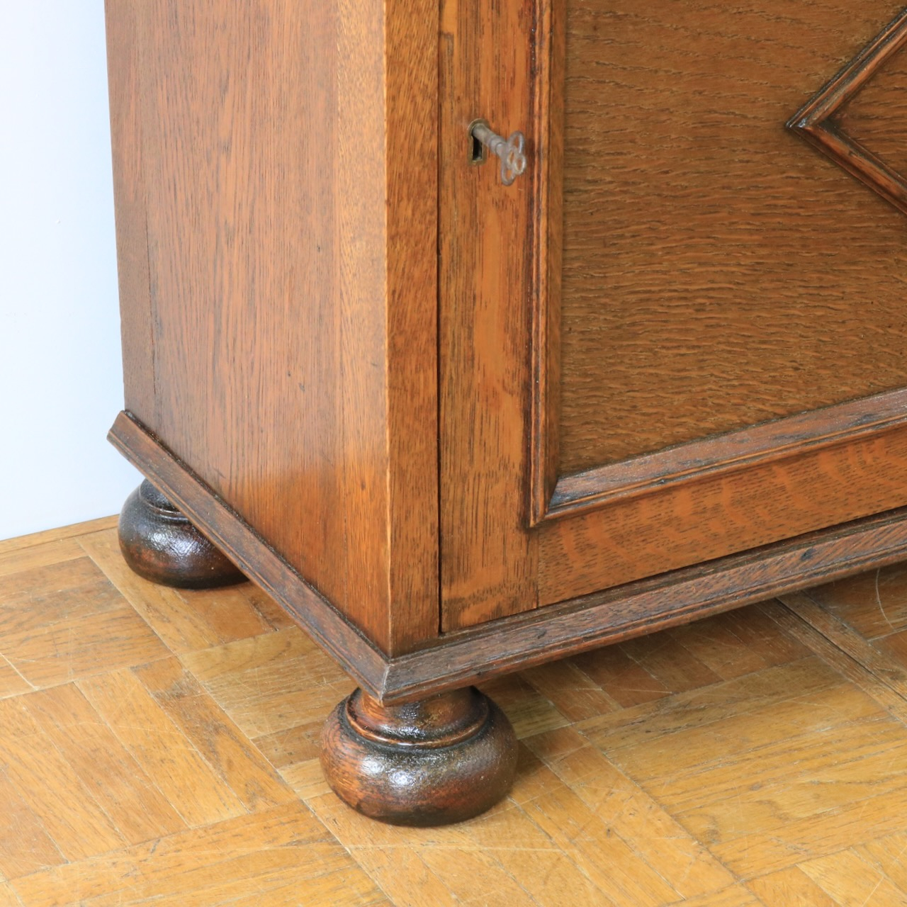 グラスキャビネット