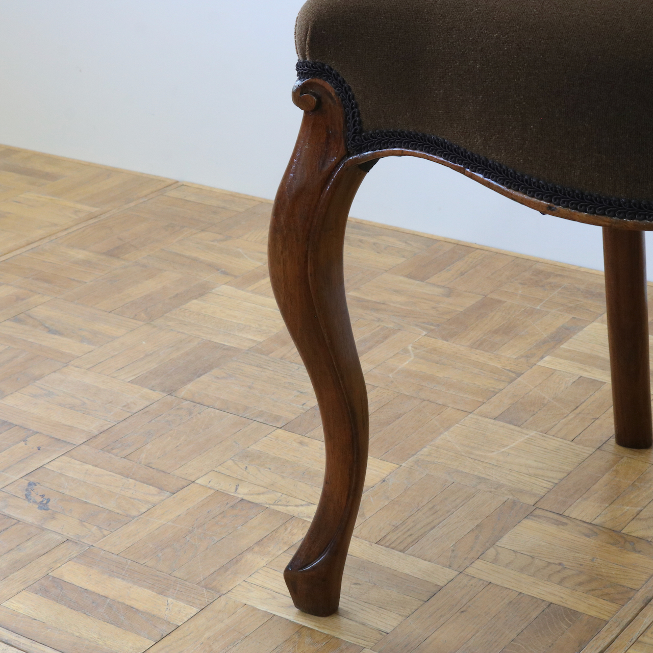 バルーンバックチェアー