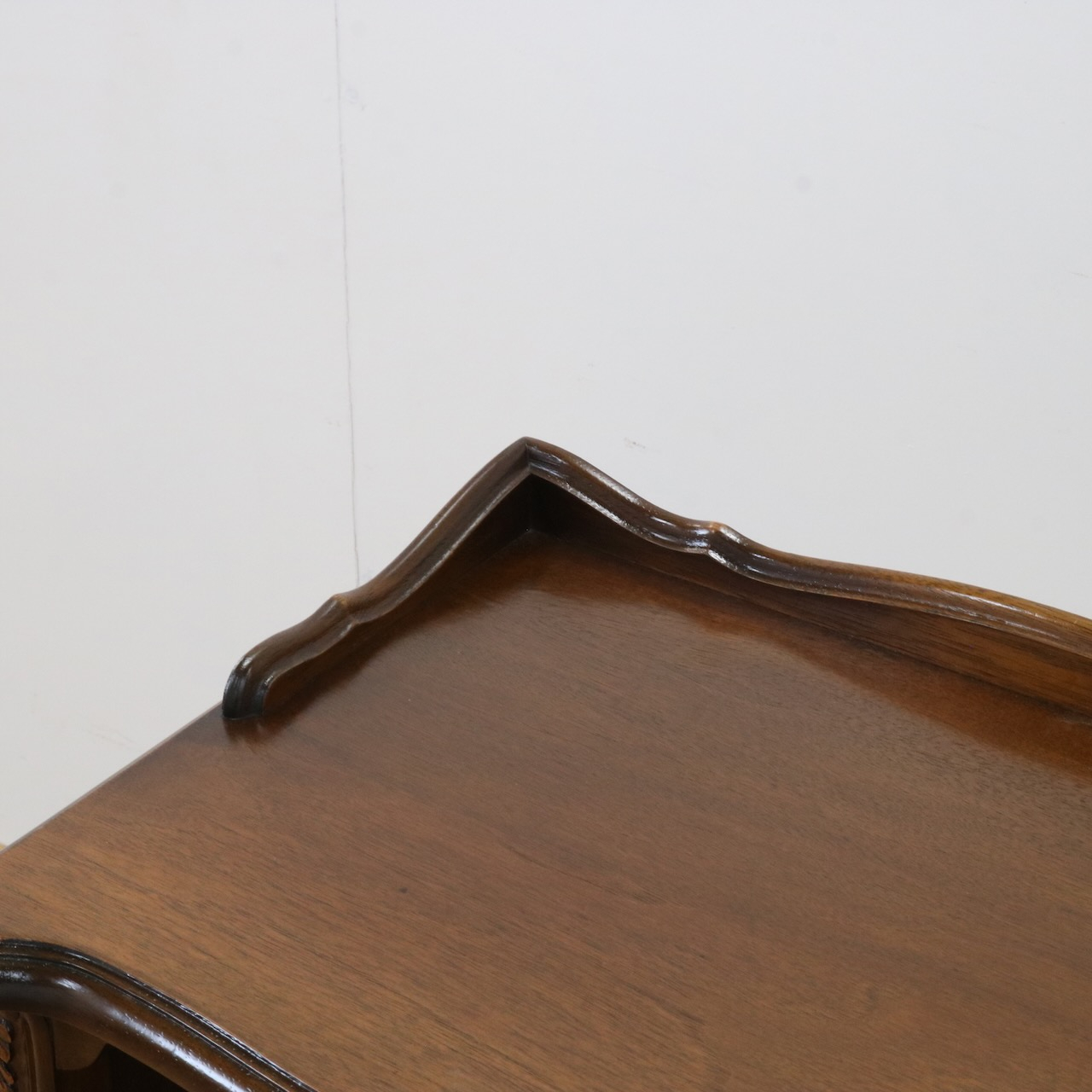 ペディスタルカップボード