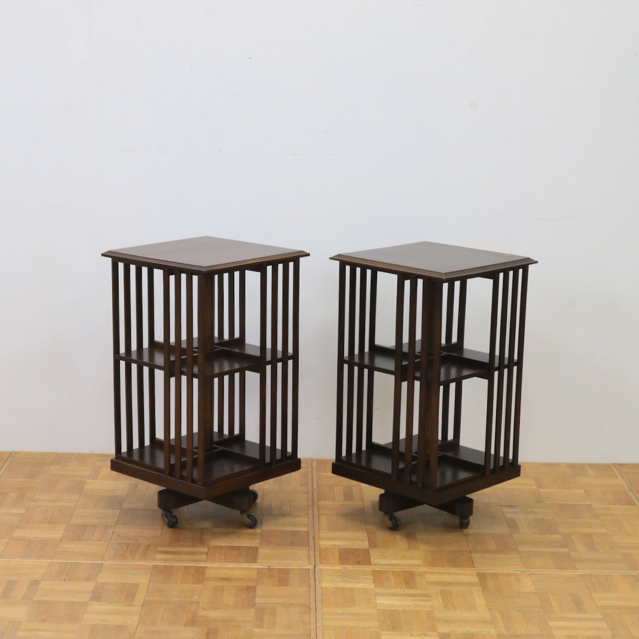 リボルビングブックケース