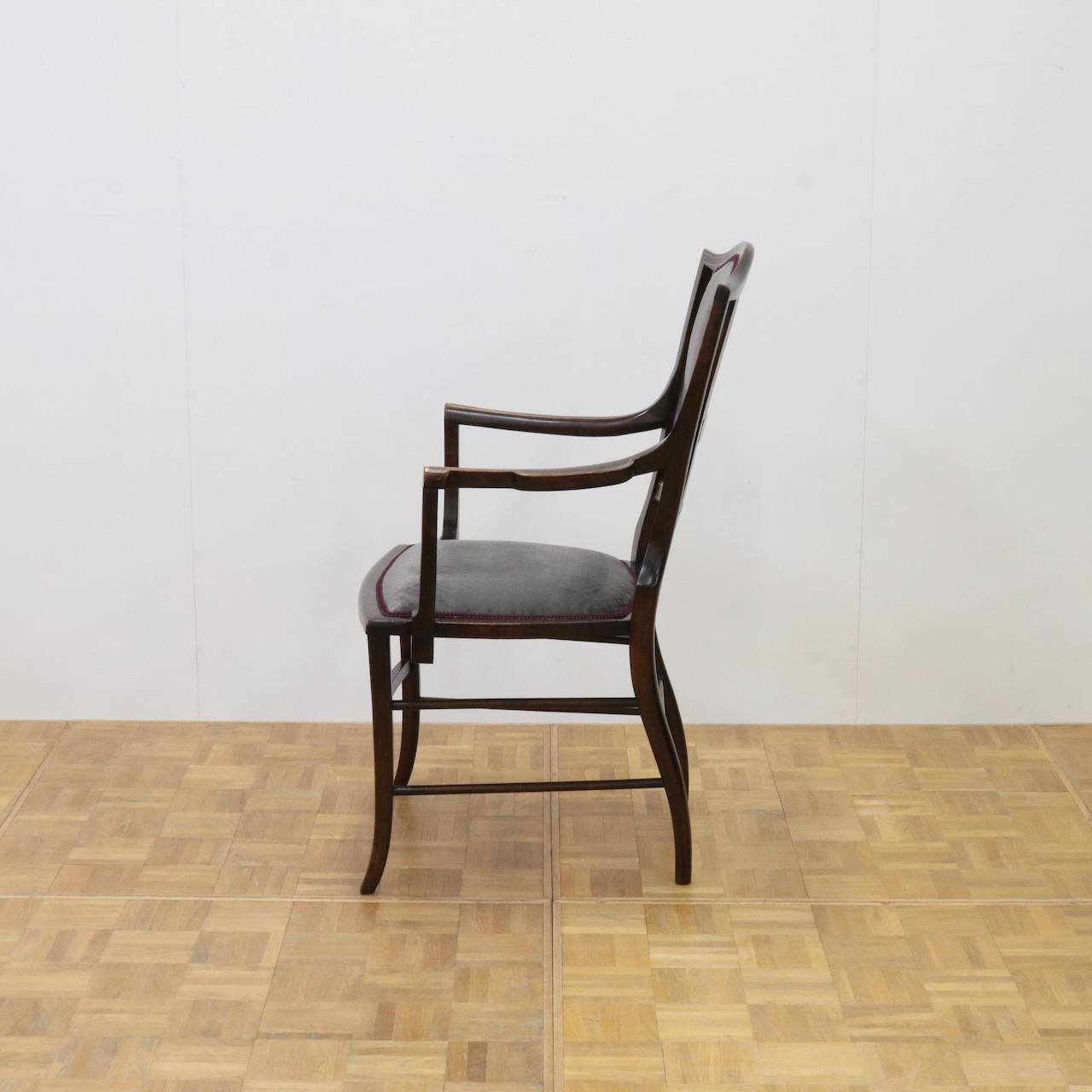 アームチェアー