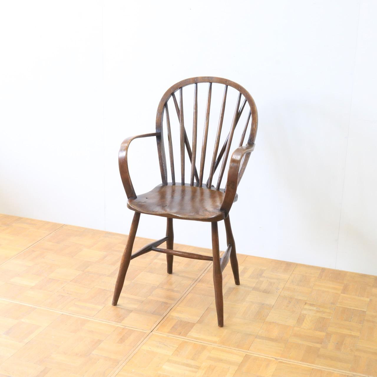 アームチェアー