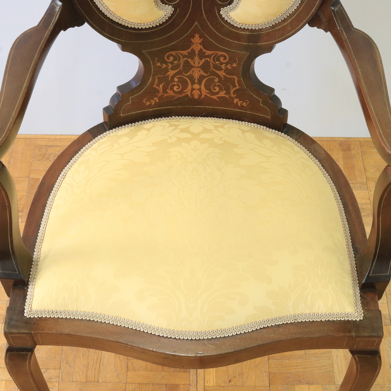 アームチェアー