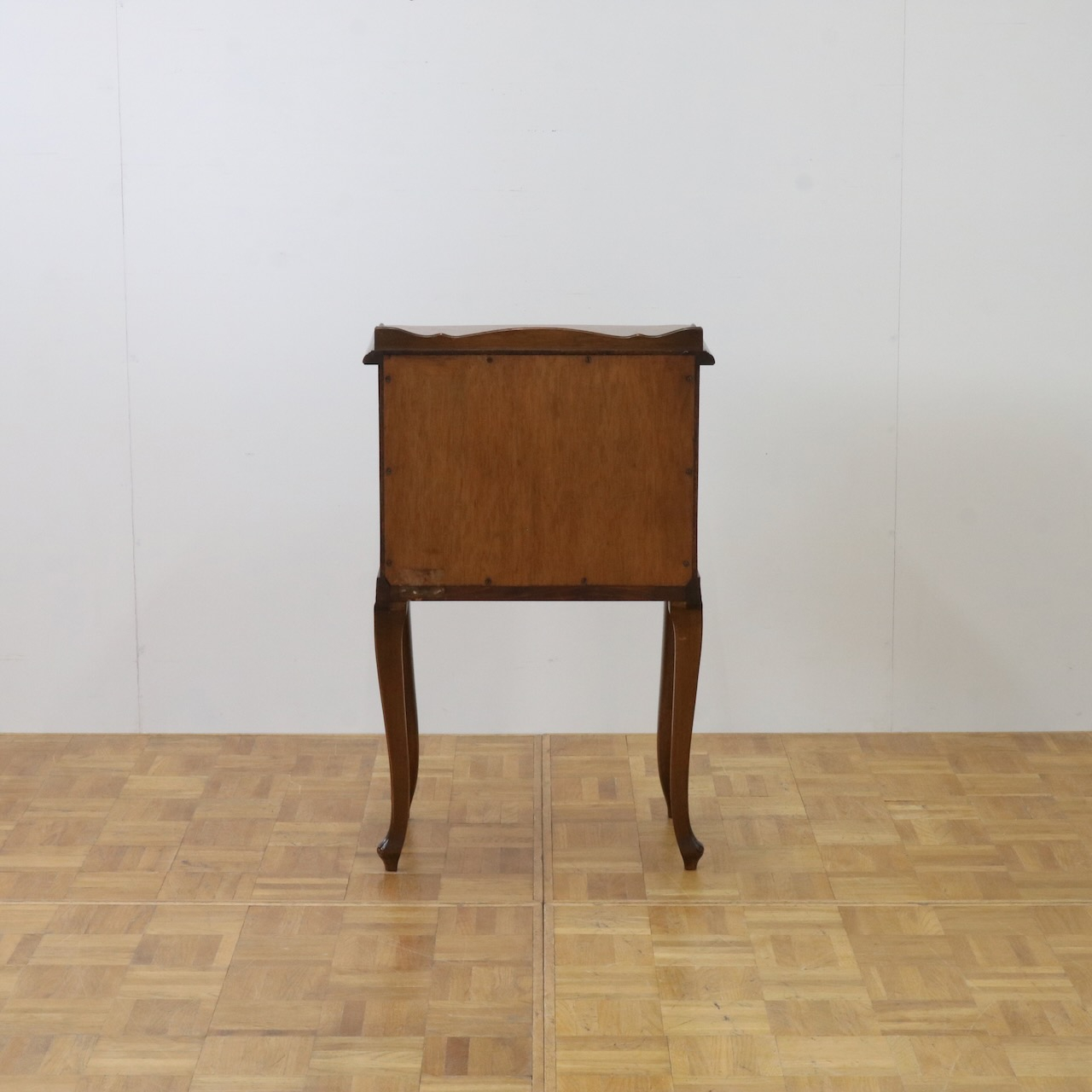 ペディスタルカップボード