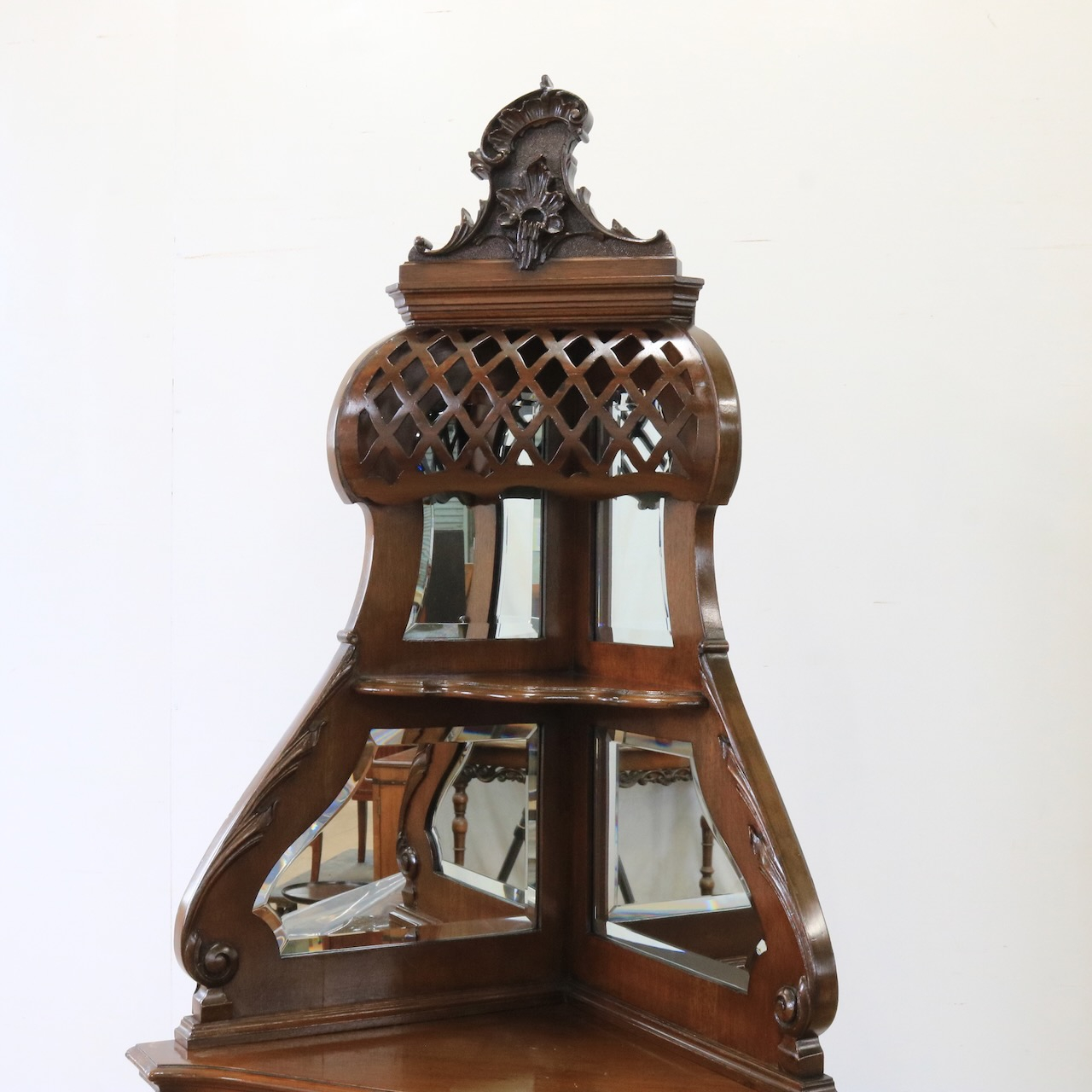 コーナーキャビネット