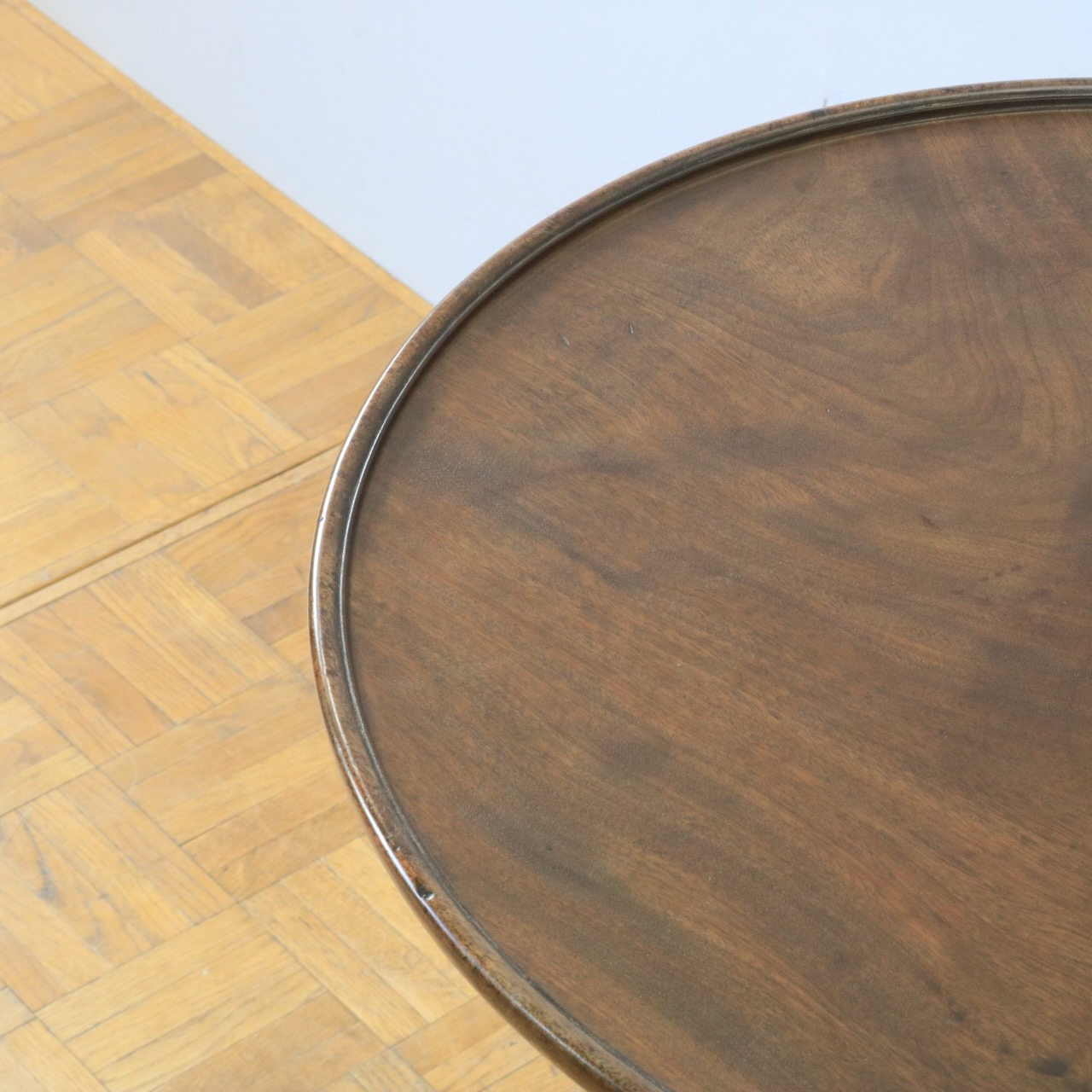 ティルトトップテーブル