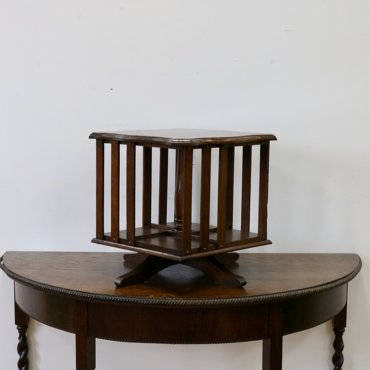 リボルビングブックケース