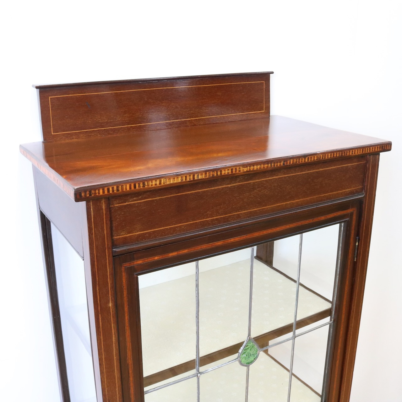 グラスキャビネット